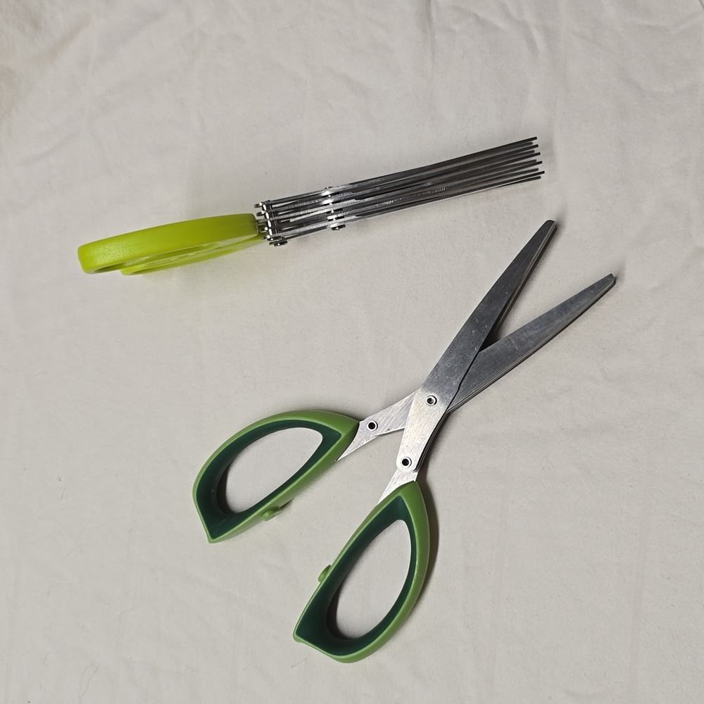 Kitchen scissors for herbs